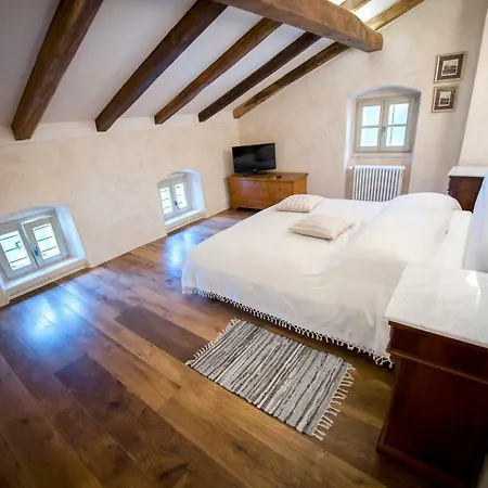 Tona Villa *