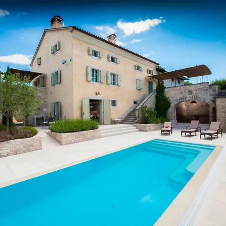 Tona Villa *