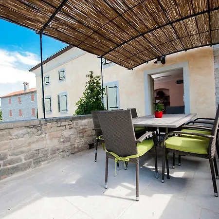 Tona Villa *