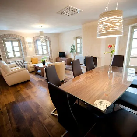 Tona Villa
